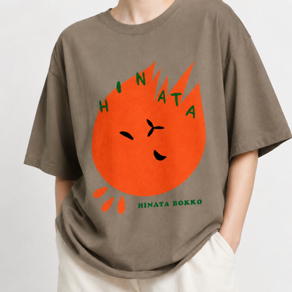 HINACALM Hinatabokko Graphic Tee