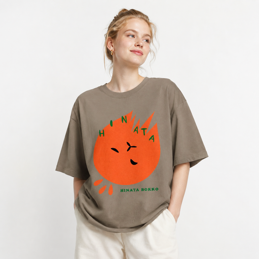 HINACALM Hinatabokko Graphic Tee